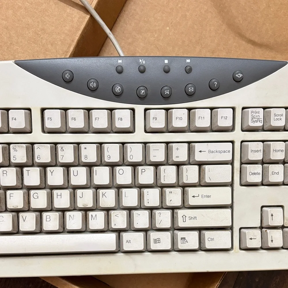 Gateway SK-9920 Wired Multifunction PS2 Computer Keyboard - Picture 4 of 14
